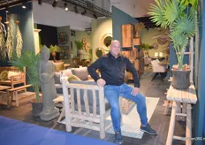 Niels van de Westerlo poserend bij outdoorproducten van Benoa. Deze set werd tien jaar geleden ontworpen voor Toverland, waarna het niet meer gebruikt werd. Inmiddels wordt het design nieuw leven ingeblazen en heeft het met succes een plekje in het assortiment gekregen.