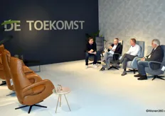 Commercieel manager Hans Stokvis (2e van rechts) van De Toekomst in gesprek met een delegatie van Garant.