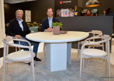 Axel Enthoven (ontwerper van de houten stoel TST Edo) en Anthony Coates van Toon de Somer. 