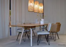 Om een compleet assortiment aan te kunnen bieden, waarbij de meubelen geheel bij elkaar aansluiten, komt ROM voor het eerst met eetkamerstoelen.