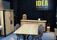 Het Mumbai programma van IDEA Furniture van gebleekt acaciahout.
