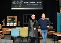 Achter Niki De Weert en Thierry Suetens van G&S Belgium bvda zijn de nieuwe mangohouten meubelen te zien. Ook de kleurrijke stoelen zijn een aanvulling op het assortiment.