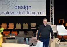 Ronald Verdult van RV Design toonde nieuwe stoelen met zachte stoffen en lichte kleuren.