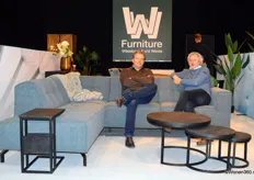 Luuk Teeuwen en Andre Schuppert op de nieuwe bank van W&W Furniture.