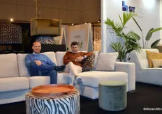 Gerben en Esser van Sit Design testen de Enzo bank uit.