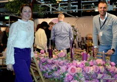 Leonie en Marcel Prummel showen de fleurrijke voorjaarscollectie van Deluxe Home Art. Het bedrijf distribueert LED-kaarsen naar retailers in het grootste deel van Europa, het Verenigd Koninkrijk en Zwitserland.