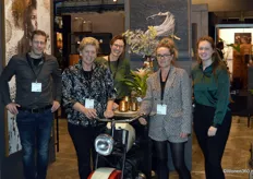 Het team van Overwijk Decoratie: Sieuwke Overwijk, Ruurd Overwijk, Klaske Atsma, Corine van Delden en Nynke Paauw. Op de stand staan de producten van het eigenmerk Swiet Home tentoongesteld.