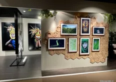 De nieuwste (digitale) collectie van UMO Art Gallery, gepresenteerd op houten wanddecoratie, dat weer ontworpen is door de Nederlandse designer Osiris Hartman.