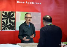 Textieldesigner Onno Raadersma is actie.