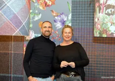 Kees Brienen en Tanja van den Meiracker poseren in de stand van Tatiana Design, waar zomerse kleuren en bloemen centraal staan.