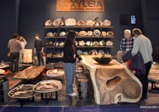 Een kijkje bij Xyleia Natural Interiors, gespecialiseerd in producten van versteend hout. Tweede van rechts eigenaar Jan Jaap Lems.