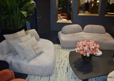 Een van de nieuwigheden van Eichholtz is sofa Residenza, met losse rugsteunen.