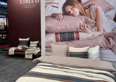 De nieuwste linnen dekbedcollectie van het Belgische bedrijf Libeco, waarbij oud roze gecombineerd is met een denim-kleur.