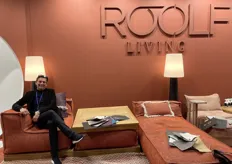 Christophe op de kleurrijke nieuwe collectie van Roolf Living. Het bedrijf gaat binnenkort voor het eerst naar de Stockholm Furniture & Lighting Fair, als deelnemer bij het Belgisch Paviljoen.