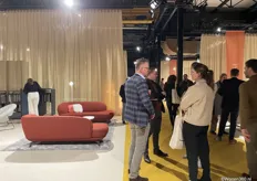 CEO van de Leolux Furniture Group, Sebastiaan Sanders (midden), in gesprek met bezoekers.