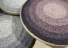 De nieuwe collectie tapijten van Perletta, waar kleurverloop te zien is in de ronde vormen. 