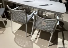 De nieuwe outdoorstoelen Vera van het Duitse merk Solpuri. Ze zijn stapelbaar.