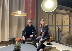 Ron Kros met Cynthia Postma op de meubels van Dutch Originals.