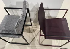 Deze stoelen stonden gepresenteerd met een nieuwe finishing. Rechts is hij in de paarse trendkleur afgewerkt. 