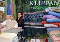 Bij Klippan stonden Marjolijn Mudde en Joelle Steinhuis klaar voor de bezoekers. Een reeks felle stoffen werden onder de aandacht gebracht.