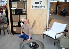 Voor Stonekind was het de eerste beurs in de geschiedenis van het jonge meubelbedrijf. Geart Klooster, vertegenwoordiger Nederland, legt uit dat de collectie geïnspireerd is op de hedendaagse Japandi designstijl.