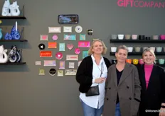 Doreen Feldkötter, Kirsten Engelhart en Charlotte Brann poseren op de stand van Gift Company.
