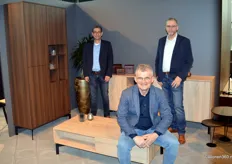 David Brukx, Henk Vermullen en John van der Donk poseren bij de New Vision collectie van meubelfabriek Van der Drift. De producten zijn gemaakt van melamine.