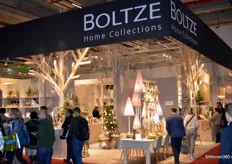 Boltze werd in 1964 opgericht door Male en Werner Boltze en is nog steeds een familiebedrijf. In de loop der jaren ontwikkelde de onderneming zich tot een internationale groothandels. Het assortiment varieert van kaarsen, vazen ​​en servies tot buitendecoratie, planken, zitmeubelen en nog veel meer.