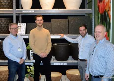 Teun, Rick, Christoph en Berton van het Waalwijkse Mega Collections. Op de achtergrond zijn de Clayfibre-potten te zien, uit de serie Roxy.
