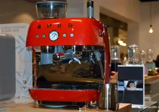 Voor de koffie-fanaten lanceert Smeg in augustus een espressoapparaat met geïntegreerde bonenmaler: de EGF02.