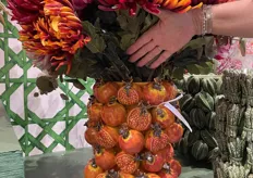 Vazen Atelier heeft nieuwe vazen ontworpen met verschillende voedingswaren en bloemen erop. Zoals deze granaatappelen.