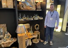 Thibault Wichterich van Joly's collection naast lampen van geblazen glas op hout.