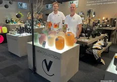 Perry Springintveld en Joost Huijsmans bij hun nieuwe collectie met pastelkleurige vazen en op de achtergrond ook wat woonaccessoires, waar ze voor het eerst mee zijn begonnen.