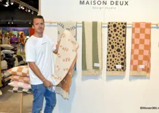 Woes Weinberg laat de duurzaam geproduceerde wollen dekens van Maison Deux zien. 