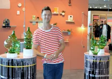 Klaas Kuiken maakte zijn debuut op showUP. Naast hem zijn vazen te zien, gemaakt van gerecyclede flessen.