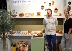 Safa Tableware is opgericht door drie ondernemers: Ike den Hartogh (links), Karin Kandt-Reinders (rechts) en Moncef Ben Rejeb. Met het label brengt het trio een serviesmerk op de markt dat handgemaakt is van olijfhout uit Tunesië.