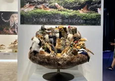 Er is geen WiFi in het bos, maar AP Collection verzekert een betere connectie met deze knuffel stoel, gemaakt van diverse bosdieren-knuffels.