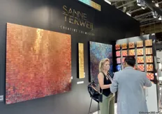 De Nederlandse kunstenaresse Sanne Terweij presenteerde er haar kunstwerken die klassieke en hedendaagse elementen combineren, waarbij kleur en vakmanschap worden omarmd door beproefde materialen op een verfrissend nieuwe manier te gebruiken.