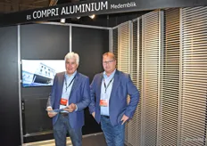Roy Gagliardi (links) en Jan Meijer van Compri Aluminium met een innovatieve wandbekleding.