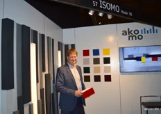 Arie Kooij presenteerde de collectie akoestische lichtobjecten voor ruimten waar mensen elkaar ontmoeten. Een product van het Belgische bedrijf Akomo.