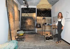 Chantal Soetens met haar mooie collectie handgeknoopte vloerkleden. De collectie van Designmix in Carpets komt uit de Atlas-gebergte van Marokko, waar vrouwen deze Berberkleden met de hand knopen.