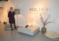Barbera Hogema van Woolthing lichtte haar nieuwe collectie lampen toe. Het begon met een wollen wandpaneel en de serie is momenteel behoorlijk uitgebreid met onder andere wollen lampenkappen, kussens gecombineerd met leer en wollen dots.