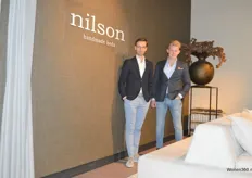 Rijnders Fluit en Mark Schreuder presenteerden een innovatief product van Nilson handmade Beds. Achter het bed is een lounge gelegenheid.