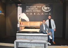 Adriaan Jonker en Jordi Appelhof vertegenwoordigden de showroom van het beddenmerk Serta.
