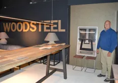 Erik Duppen bij de collectie houten tafels gecombineerd met staal, van Woodsteel.