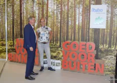 Wim van Essen van Forbo Flooring Systems in gesprek met Saskia Husslage. De vloerenproducent brengt een nieuwe CO2 neutraal marmoleum op de markt wat tentoon werd gesteld op de beurs.