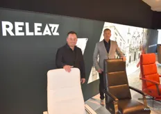 Bas Janssens en Karl van Gennep achter een aantal relaxfauteuils in de showroom van Releazz, dat sterk is in maatvoering.