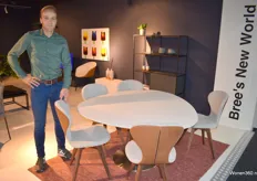 Arij van Bree van familiebedrijf Bree’s New World, heeft moderne kasten, tafels, stoelen en fauteuils in de showroom.