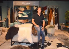 Kim Bommels bij de collectie van Lilla Syster. Deze bestaat uit huiden, vachten, karpetten en accessoires.