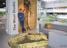 Hans van der Goes bij de carpetcollectie van The Wool Studio.